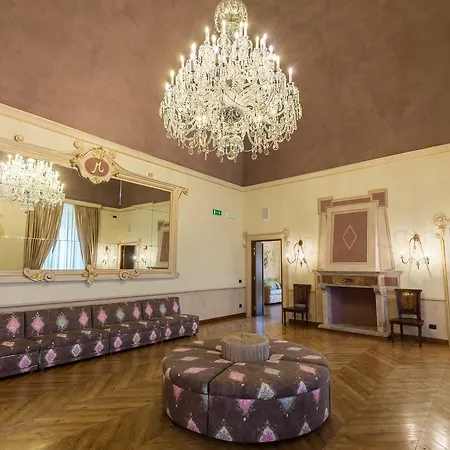 מלון Castello Di Pontebosio Luxury 4*